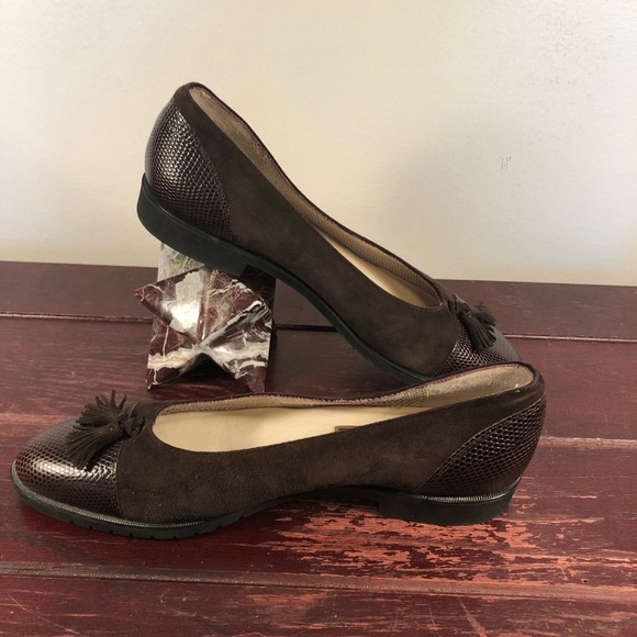 Cole Haan Women's Brown Suede/Leather Flats with Tassel Size 9AA NWT - Picture 3 of 9